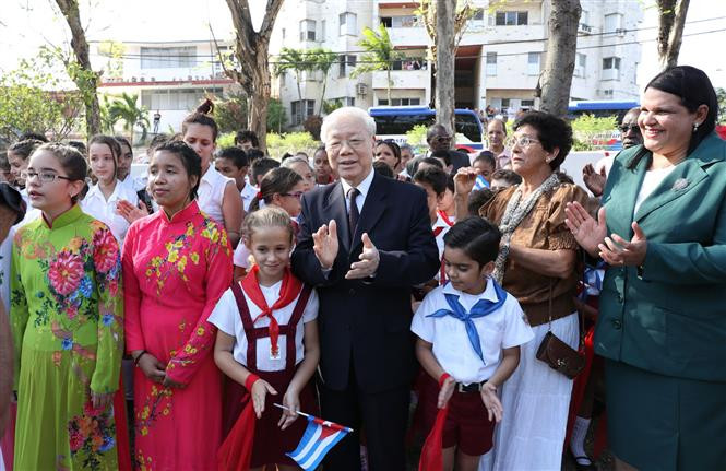 El máximo dirigente político vietnamita intercambió con vecinos de la zona y pioneros de algunas escuelas capitalinas (Fuente: VNA)
