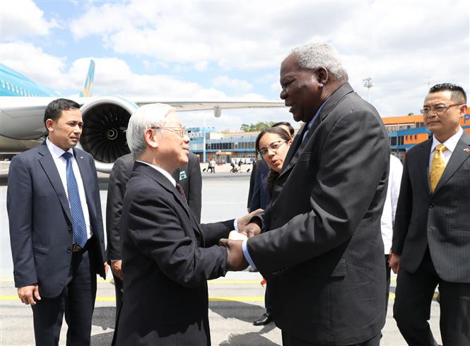 El secretario general Nguyen Phu Trong y Esteban Lazo Hernández, presidente de la Asamblea Nacional del Poder Popular y miembro del Buró Político del PCC (Fuente: VNA)