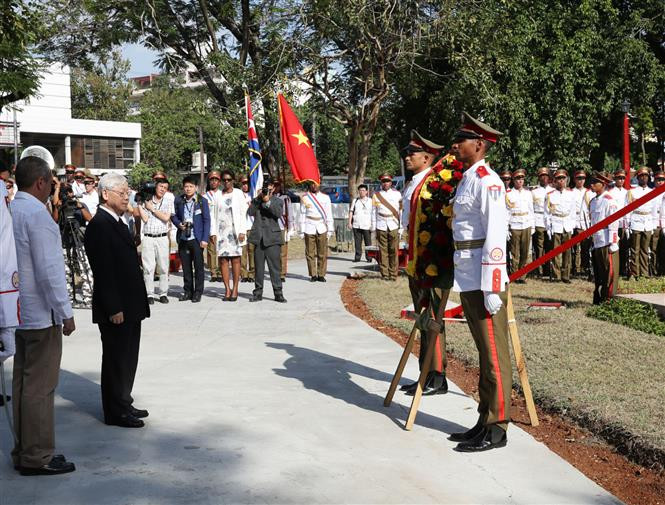 El Secretario General del Partido Comunista de Vietnam, Nguyen Phu Trong, rindió tributo a Ho Chi Minh, padre de la independencia vietnamita, en el parque que lleva su nombre enLa Habana (Fuente: VNA)