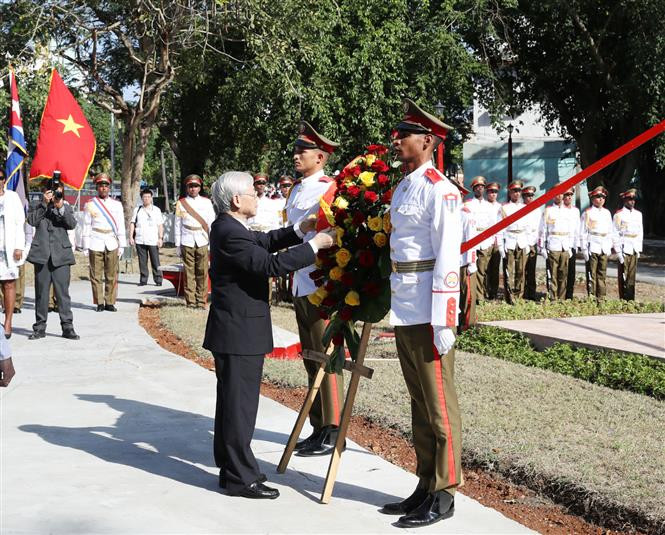 El Secretario General del Partido Comunista de Vietnam, Nguyen Phu Trong, rindió tributo a Ho Chi Minh, padre de la independencia vietnamita, en el parque que lleva su nombre enLa Habana (Fuente: VNA)
