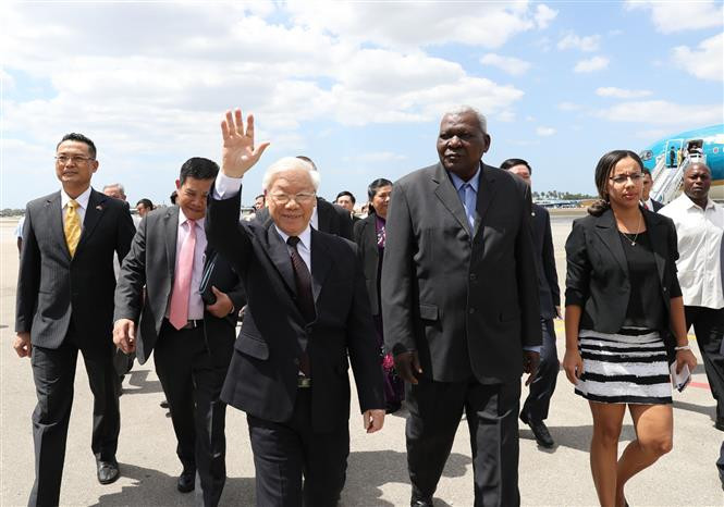 A su arribo al aeropuerto, el dirigente vietnamita fue recibido por Esteban Lazo Hernández, miembro del Buró Político del Partido Comunista de Cuba y presidente de la Asamblead Nacional del Poder Popular (Fuente: VNA)