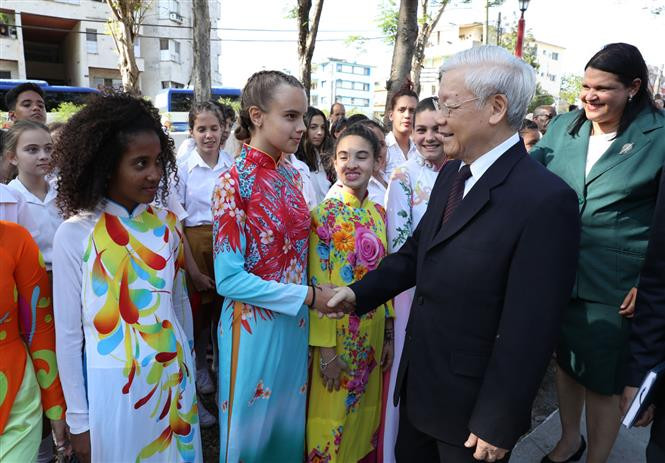 El máximo dirigente político vietnamita intercambió con vecinos de la zona y pioneros de algunas escuelas capitalinas (Fuente: VNA)