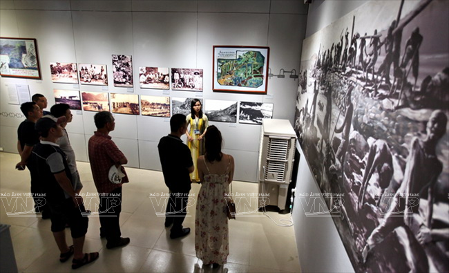 Los turistas visitan las “jaulas de tigre” en Con Dao (Fuente: VNA)