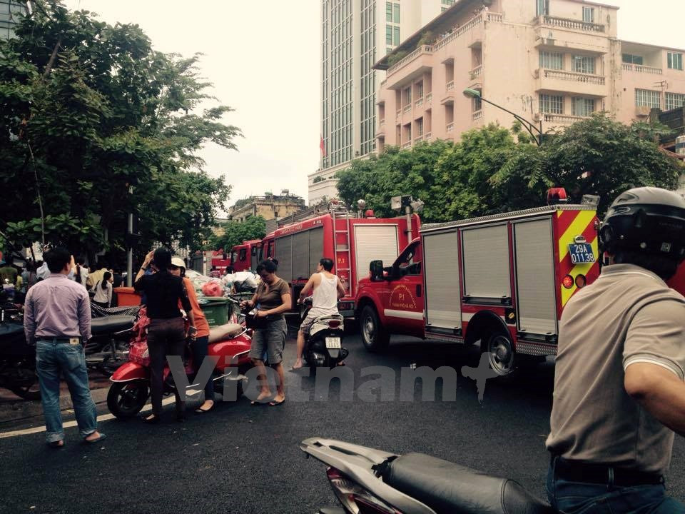 Una ambulancia llegó al lugar. A las 12:50 (hora local) de ayer, el bloque en el centro – de unos 300 metros cuadrados – se derrumbó verticalmente, y las ruinas se esparcieron a ambos lados. (Fuente: VNA)