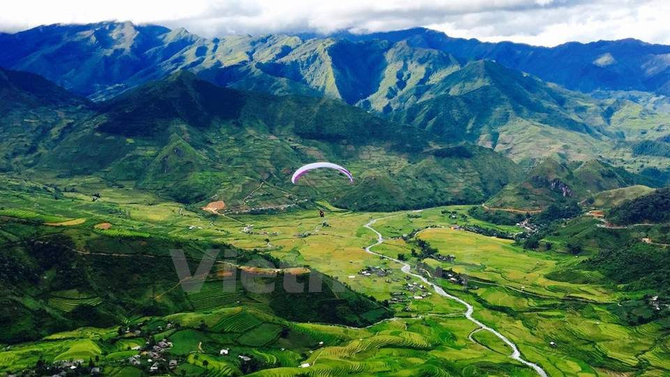 Un parachute revolotea sobre las olas doradas (Fuente: VNA)