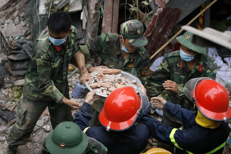 La zona peligrosa fue bloqueada, medidas de apuntalamiento del edificio también fueron aplicadas. (Fuente: VNA)
