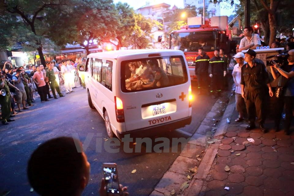 La última víctima hallada se transporta al hospital. (Fuente: VNA)
