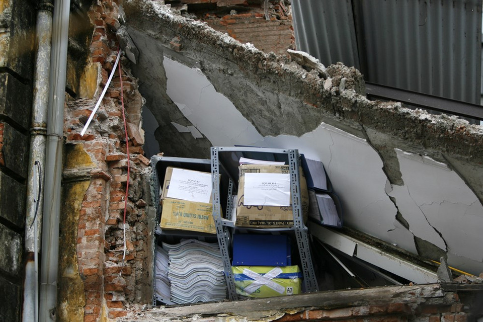 La villa es actualmente sede de una dependencia de la Corporación de Ferrocarril de Vietnam. Reportes preliminares señalan que 20 personas estaban en el lugar cuando ocurrió el accidente. (Fuente: VNA)