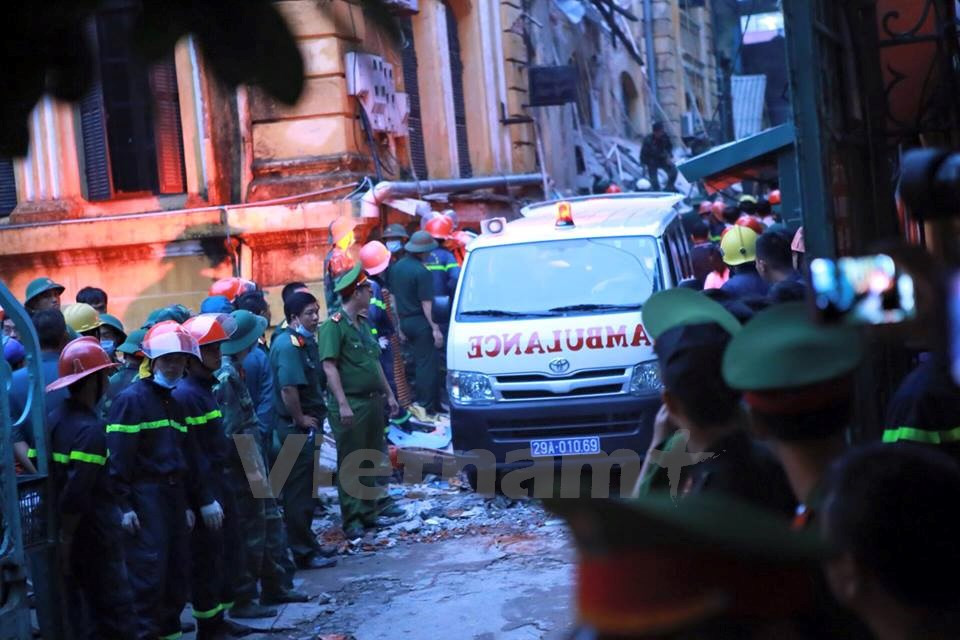 La ambulancia atraviesa las ruinas. (Fuente: VNA)