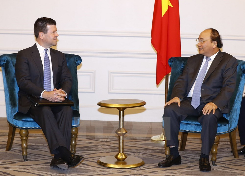 El premier Nguyen Xuan Phuc recibe a Robert H.McCooey Jr, vicepresidente de NASDAQ (Fuente: VNA)