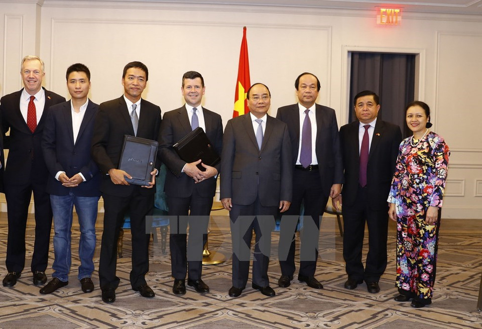 El premier Nguyen Xuan Phuc recibe a Robert H.McCooey Jr, vicepresidente de NASDAQ (Fuente: VNA)