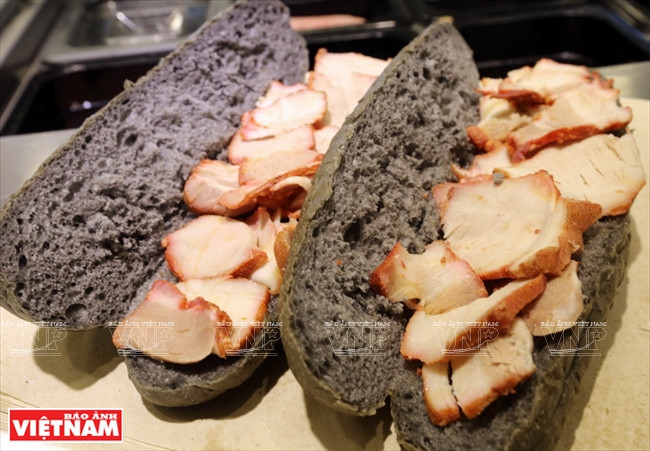 Corteza de pan negro, uno de los ocho tipos de corteza de pan más favoritos de iBanhmi. (Fuente: VNA)