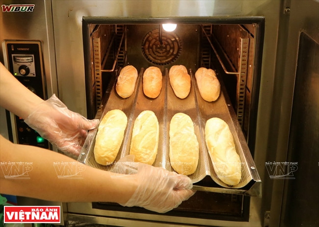 Los ocho tipos de corteza de pan de iBanhmi han sido elaborados directamente en las tostadoras de su propia panadería. (Fuente: VNA)