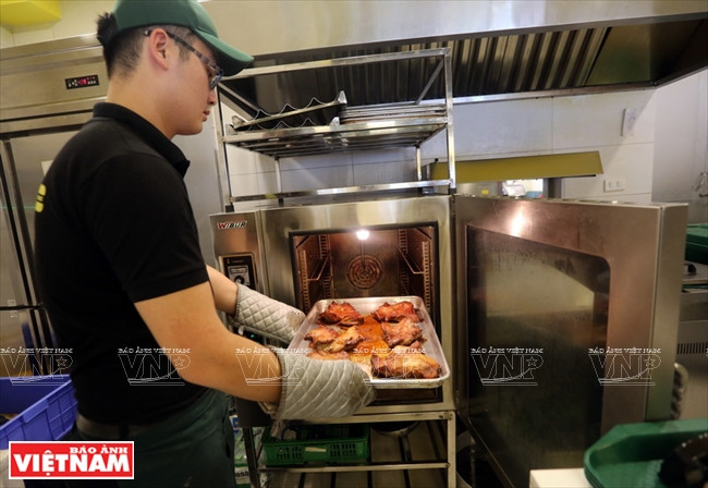 iBanhmi está equipado con un moderno sistema de calefacción lo que conserva el sabor fresco del pan y garantiza el higiene. (Fuente: VNA) 