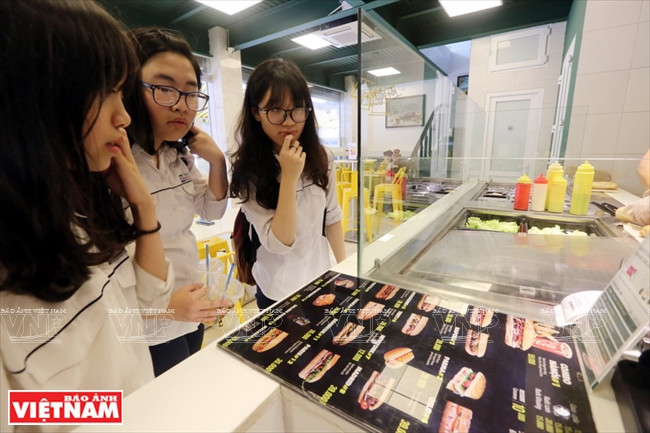 Al igual que otras tiendas de comida rápida, los principales clientes de iBanhmi son jóvenes. (Fuente: VNA)