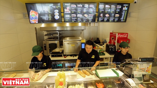 Área donde elabora la comida está separada por paneles de vidrio transparente para que los clientes puedan ver precisamente cómo es el proceso de preparación. (Fuente: VNA)