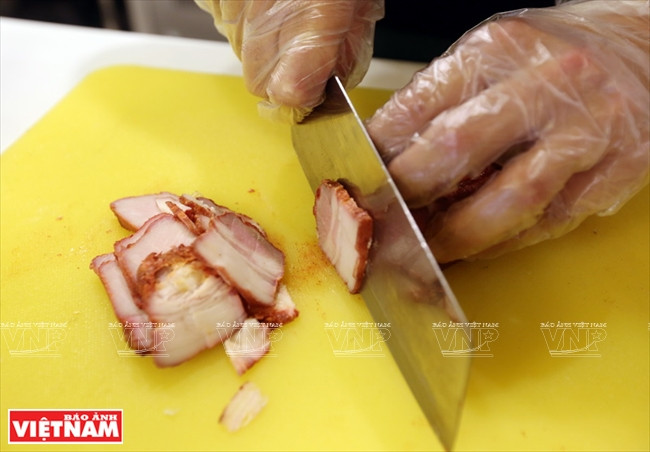 Todos los procesos de preparar ingredientes para el pan siempre son ordenados y cumplen con las normas higiénicas. (Fuente: VNA)