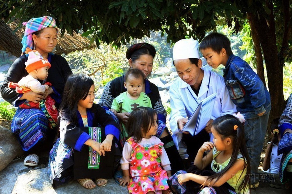 Trabajadores de la salud en la comuna de Ho Bon, distrito de Mu Cang Chai (Yen Bai), instruyen a las personas sobre cómo prevenir enfermedades y luchar contra las epidemias durante los cambios de estación. (Foto: VNA)