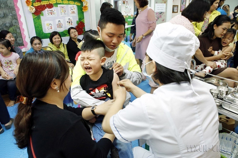 El distrito de Hai Ba Trung (Hanoi) implementó una campaña para complementar la vacuna contra el sarampión y la rubéola en las escuelas de la zona. (Foto: VNA)