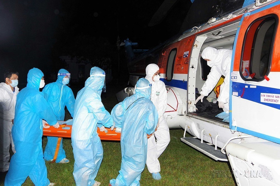 Médicos militares del Hospital 175 transportaron a pacientes de emergencia desde la isla de Truong Sa en helicóptero al Hospital de Medicina Militar 175 en Ciudad Ho Chi Minh. (Foto: VNA)