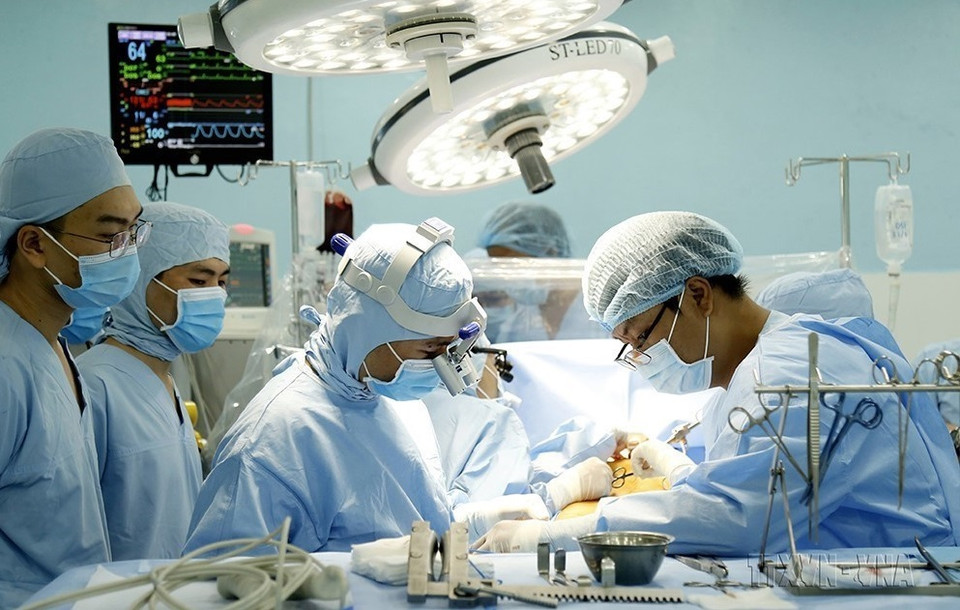 El Centro Cardiovascular del Hospital General de Can Tho operó con éxito y salvó la vida de un paciente con estenosis de tres vasos de las arterias coronarias con tipo de sangre raro mediante la técnica de transfusión de sangre inversa (noviembre de 2020). (Foto: VNA)