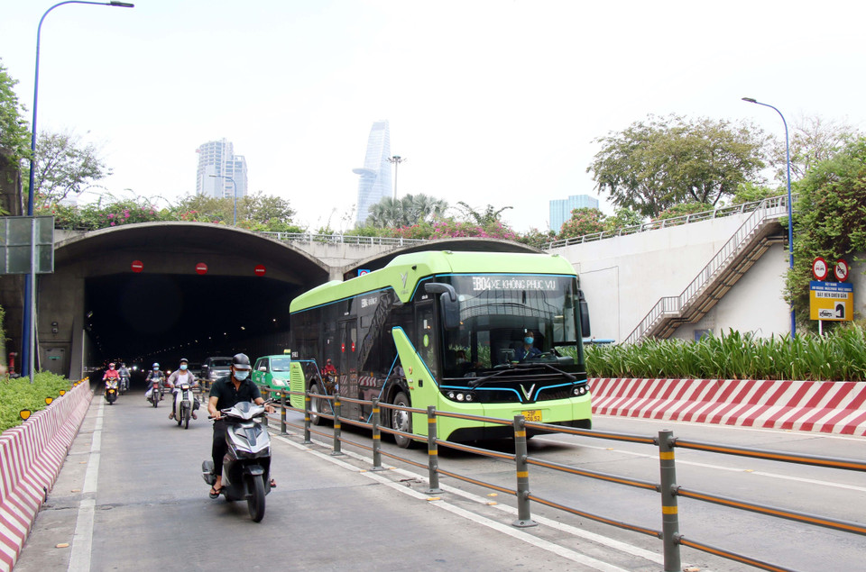 Prueba piloto de autobús eléctrico en Ciudad Ho Chi Minh en diciembre de 2021 (Foto: VNA)