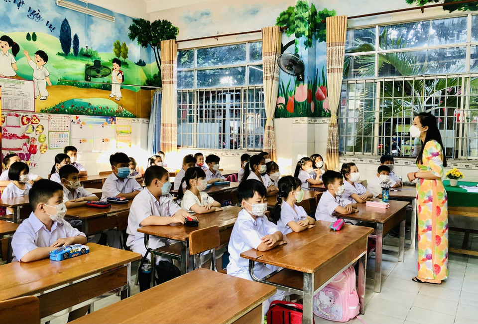 Estudiantes de la escuela primaria Ngo Quyen, en la ciudad sureña de Can Tho, regresan a las aulas. (Foto: VNA)