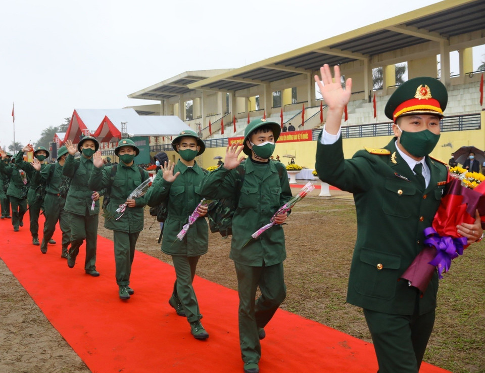 Los jóvenes en el distrito de Dong Anh, en Hanoi, parten a realizar sus servicios militares (Foto: VNA)