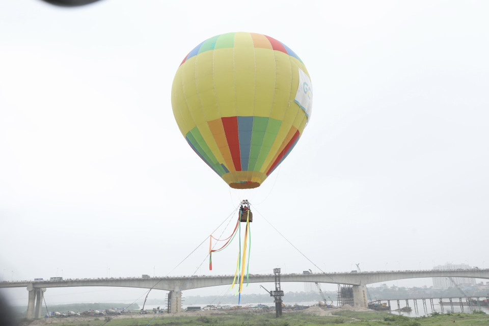 Visitantes experimentan volar un globo aerostático. (Fuente: VNA)