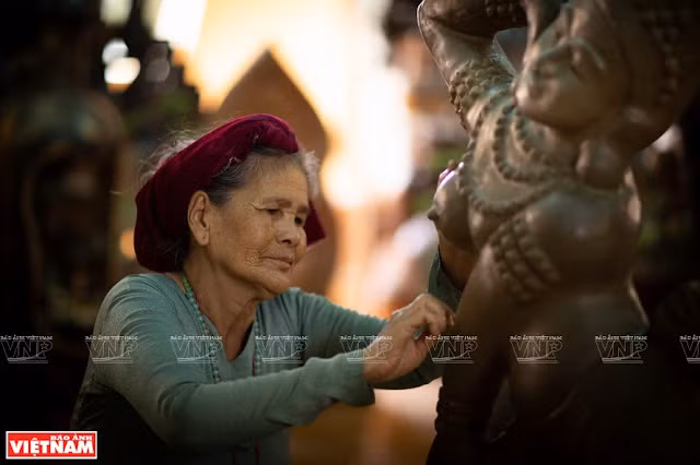 La artesana Truong Thi Gach, de 80 años de edad, completa su obra cerámica de una bailarina de Apsara. (Fuente:VNA)