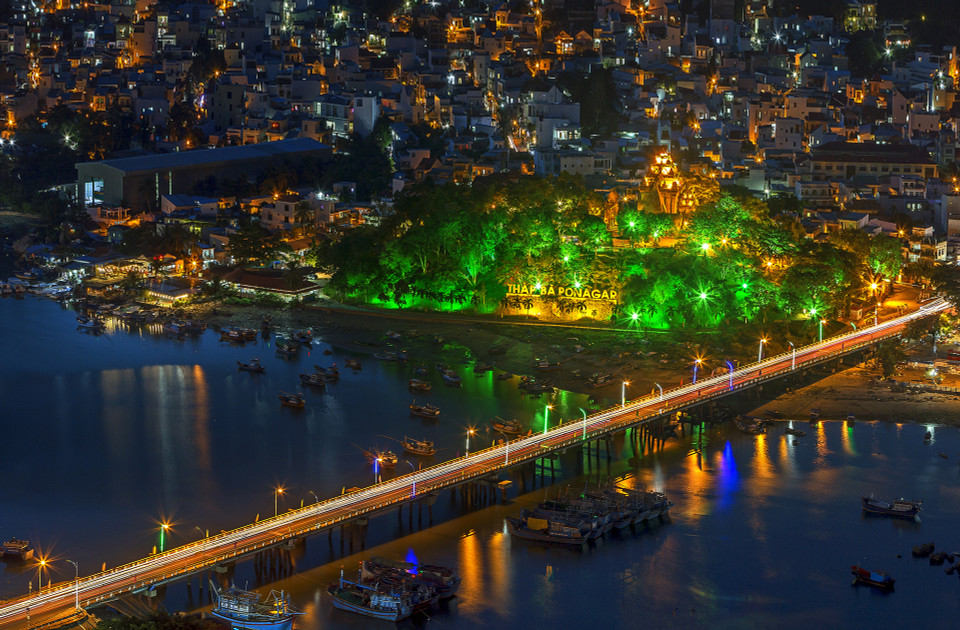 Camina hacia las Torres de Ponagar. (Fuente: VNA)