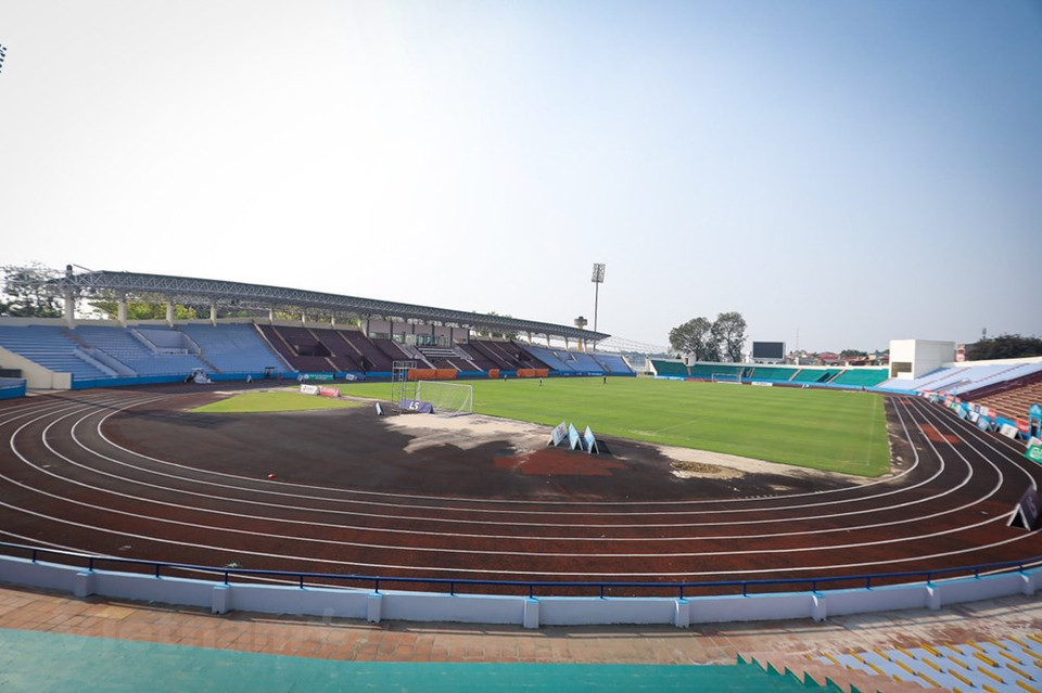 A partir de abril de 2019, la provincia dedicó recursos a reparar y mejorar las instalaciones del estadio de Viet Tri junto con una serie de elementos e instalaciones atléticas necesarias, atendiendo a las necesidades deportivas de la gente y con vistas a habilitarlo para ser sede de partidos a nivel nacional e internacional. Hasta el momento, al acoger el fútbol masculino, una de las competencias de los 31 Juegos Deportivos de Sudeste Asiático (SEA Games 31), el estadio está dispuesto a entrar en funcionamiento después de la reparación y mejoramiento de las bases, con un costo cercano a los dos millones de dólares. (Fuente:Vietnamplus)
