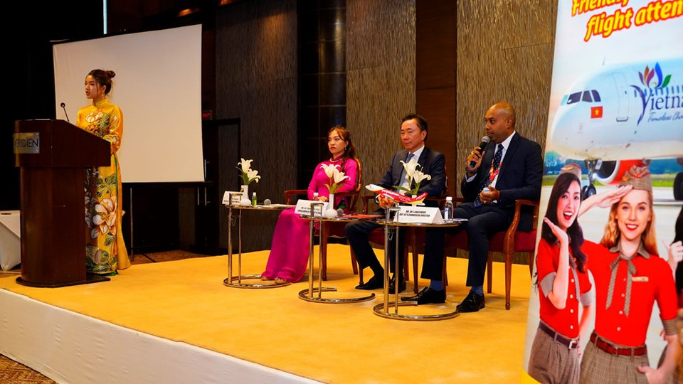 Concretamente, la firma aérea lanzará vuelos directos desde Da Nang a Mumbai y Nueva Delhi, el 17 y 18 de octubre; así como a Bangalore, Hyderabad y Ahmedabad, el 28 y 29 de noviembre y el 1 de diciembre, respectivamente. Con anterioridad, la aerolínea de bajo costo Vietjet lanzó 18 mil 688 boletos promocionales con tarifas súper bajas, a partir de cero dong (los impuestos y tasas no están incluidos), aplicadas a todas las rutas que conectan Hanoi, Ciudad Ho Chi Minh, Da Nang y Phu Quoc con cinco ciudades indias: Nueva Delhi, Mumbai, Ahmedabad, Hyderabad y Bangalore. La red de vuelos directos de Vietjet de hasta 17 rutas ofrece a los pasajeros oportunidades de viaje más convenientes y económicas que nunca. Los viajeros ahora pueden elegir los recorridos de cinco horas a sus destinos favoritos en Vietnam e India sin necesidad de recurrir a ningún vuelo de tránsito, como antes. (Fuente: Vietnamplus)