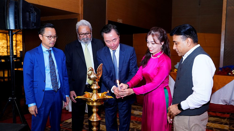 Para llevar la imagen de Da Nang a todos los países y destinos a los que ha volado, Vietjet pintará la marca turística local en sus aviones. Mientras tanto, Da Nang se unirá a la aerolínea en conferencias de promoción de inversiones. Según el vicepresidente de Vietjet, Nguyen Thanh Son, con la operación de 8 rutas nacionales y 5 internacionales, Vietjet ha transportado casi 22 millones de pasajeros desde Da Nang, uno de los destinos más atractivos para los turistas internacionales en este país asiático. Vietjet cree que las nuevas rutas seguirán contribuyendo a abrir mayores oportunidades y promover la inversión económica, comercial y empresarial entre la ciudad de Da Nang y otras urbes y países de la región, agregó. (Fuente: Vietnamplus) 