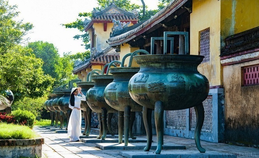 Las nueve calderas de bronce con trípode colocadas frente The Mieu (Templo de los ancestros) en la Ciudadela Imperial de Hue. (Fuente:VNA)
