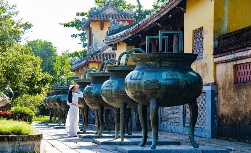 Las nueve calderas de bronce con trípode colocadas frente The Mieu (Templo de los ancestros) en la Ciudadela Imperial de Hue. (Fuente:VNA)