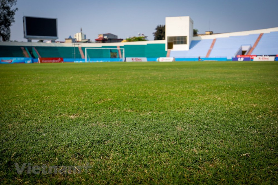 De acuerdo con lo previsto, el estadio de Viet Tri acogerá dos partidos amistosos entre la selección nacional de fútbol de sub-23 de Vietnam y el equipo de sub-20 de Corea del Sur, como parte de sus preparativos para los SEA Games 31. El entrenador Park Hang-seo quiere buscar una mejor alineación para el conjunto vietnamita, con el fin de poder, primeramente, entrar en el play off y luego defender el título de campeón. La provincia norvietnamita de Phu Tho ha instalado una pantalla LED gigante en la plaza de Hung Vuong, en la ciudad cabecera de Viet Tri, para ayudar a mayor número de aficionados a disfrutar en tiempo real los partidos de fútbol masculino como parte de los XXXI Juegos Deportivos del Sudeste Asiático (SEA Games 31). (Fuente:Vietnamplus)
