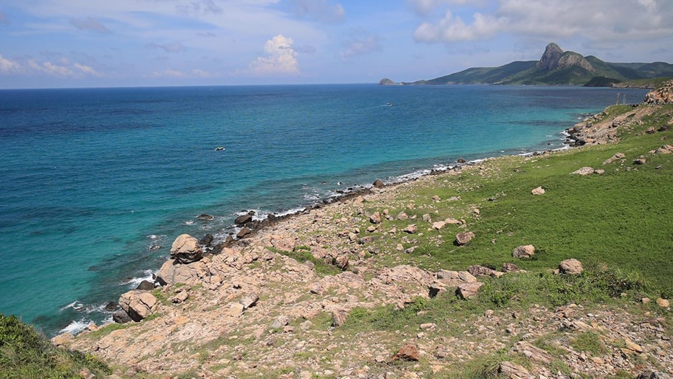 Los arqueólogos también han encontrado restos del Neolítico (alrededor de 3 000 años de antigüedad) en el Parque Nacional de Con Dao, así como tumbas de los finales de la cultura Sa Huynh - cultura Cham temprana (de unos 2 000 años atrás). Según los oceanógrafos, Con Dao es el lugar que difunde organismos desde los océanos Índico y Pacífico a las aguas costeras de Vietnam. En 1992, el Banco Mundial clasificó a Con Dao como un ejemplo típico de zona marina protegida a nivel mundial. Para reforzar las opciones atractivas, los visitantes además pueden disfrutar del buceo para contemplar corales y explorar el maravilloso océano. Por la noche, pueden ver a las tortugas marinas venir a la playa para poner sus huevos en la costa de la isla de Bay Canh. (Fuente:Vietnamplus)
