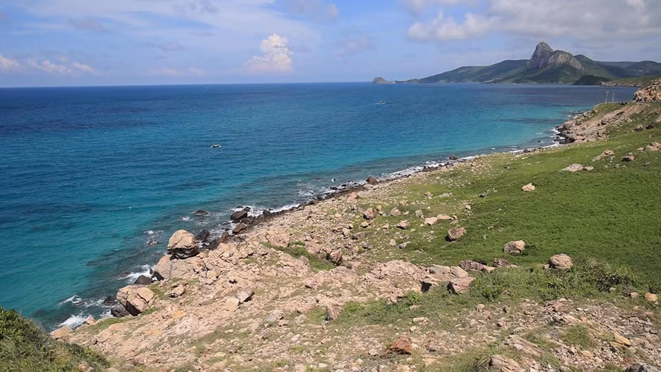 Los arqueólogos también han encontrado restos del Neolítico (alrededor de 3 000 años de antigüedad) en el Parque Nacional de Con Dao, así como tumbas de los finales de la cultura Sa Huynh - cultura Cham temprana (de unos 2 000 años atrás). Según los oceanógrafos, Con Dao es el lugar que difunde organismos desde los océanos Índico y Pacífico a las aguas costeras de Vietnam. En 1992, el Banco Mundial clasificó a Con Dao como un ejemplo típico de zona marina protegida a nivel mundial. Para reforzar las opciones atractivas, los visitantes además pueden disfrutar del buceo para contemplar corales y explorar el maravilloso océano. Por la noche, pueden ver a las tortugas marinas venir a la playa para poner sus huevos en la costa de la isla de Bay Canh. (Fuente:Vietnamplus)