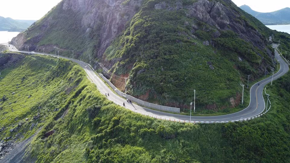 Unos 50 mil visitantes llegan hasta Con Son cada año, con la intención de disfrutar de sus playas vírgenes, arrecifes de coral, una jungla tropical o un santuario de tortugas marinas, mientras que los muros de sus cárceles conservan los fantasmas de un pasado no demasiado lejano. La Administración colonial francesa construyó el primer penal en 1862. Tras la derrota francesa en Dien Bien Phu en 1954, la isla pasó a manos del régimen de Vietnam del Sur, que, con el apoyo de Estados Unidos, siguió utilizándola como presidio para disidentes políticos. Desde su construcción, en 1862, más de 200 mil reclusos, la mayoría disidentes políticos, pasaron por sus inexpugnables presidios. Se calcula que alrededor de 20 mil murieron entre rejas, incapaces de resistir las terribles condiciones, los trabajos forzosos, las enfermedades tropicales, la falta de higiene, la escasez de alimentos y las constantes torturas a las que eran sometidos. (Fuente:Vietnamplus)