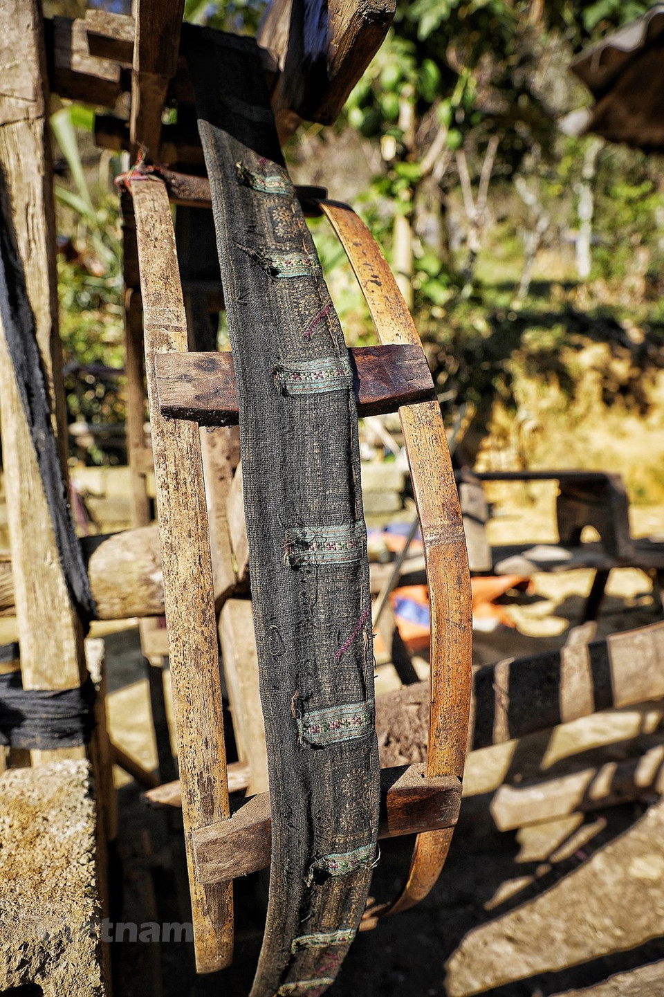 Al ocupar más del 83 por ciento del territorio local, el grupo étnico H´Mong representa la mayoría de la población en las aldeas de Long Luong y de Pa Co, en el distrito de Van Ho, provincia de Son La. Las mujeres locales aún mantienen la costumbre de coser, bordar y utilizar disfraces en la vida diaria. En particular, solo unos pocos hogares de la gente H´Mong aún preservan la forma tradicional de tejido del lino con herramientas hechas de bambú o madera, lo cual demuestra una de las características de laboriosidad, tolerancia e ingenio de las féminas de H´Mong. A la edad de 5 a 6 años, las madres o abuelas de las niñas las enseñan a trabajar con el lino. (Fuente:Vietnamplus)