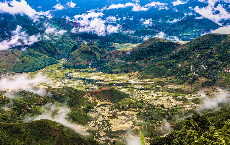 Las nubes desplazándose desde la montaña hasta los campos. (Foto: VNA)