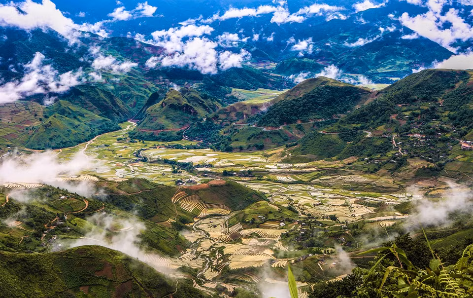 Las nubes desplazándose desde la montaña hasta los campos. (Foto: VNA)