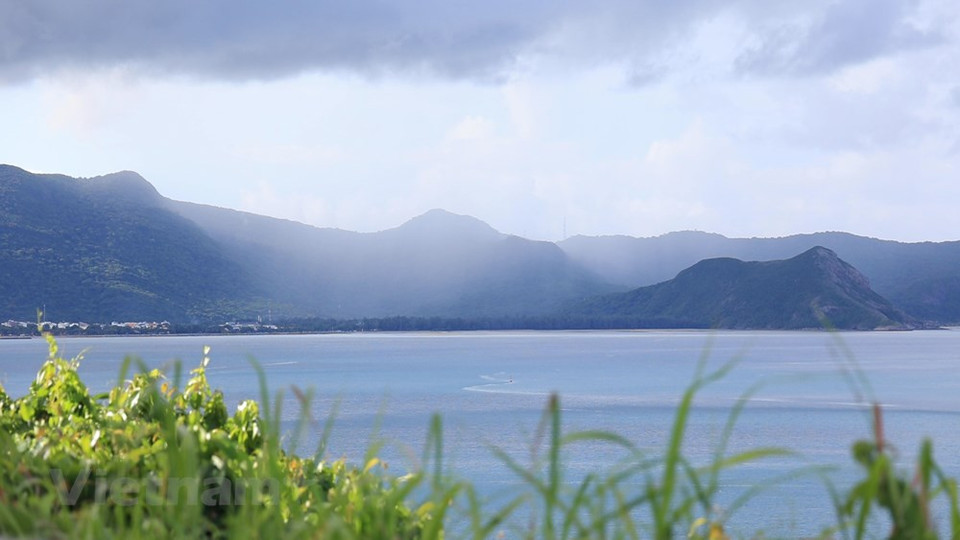 Gracias a la maravilla de su panorama natural, el archipiélago de Con Dao, en la provincia sureña vietnamita de Ba Ria-Vung Tau, fue seleccionado entre los nueve mejores destinos insulares paradisíacos del mundo. Situado a 97 millas náuticas de la ciudad de Vung Tau, el distrito isleño de Con Dao se compone de 16 islas e islotes. Debido a su posición favorable en la ruta marítima que une Europa y Asia, Con Dao era conocido por los occidentales. En 1294, el explorador italiano Marco Polo, en su camino de regreso a casa desde China, tuvo que pasar por la isla debido a una tormenta. A partir de entonces y hasta el siglo XVI muchos exploradores europeos visitaron el archipiélago. (Fuente:Vietnamplus)