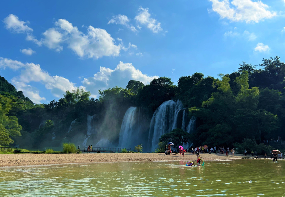 El paisaje poético de la cascada de Ban Gioc en otoño. (Fuente: VNA)
