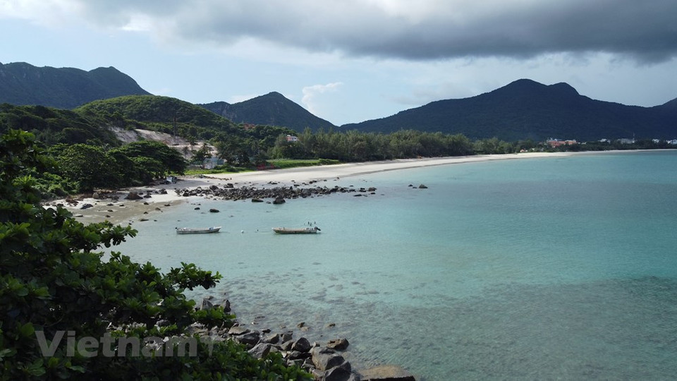 Quienes pretendan llegar a ese paradisíaco destino pueden montar en un vehículo automóvil dispuesto a transitar el archipiélago vietnamita de Con Dao a través de la ruta costera al sur de Con Son o tomar un vuelo desde Ciudad Ho Chi Minh o buscar un ferry desde Vung Tau. Con Dao también se considera como un paraíso con arrecifes de coral primitivos, largos senderos de selva tropical, sombras de palmeras, aguas cristalinas, acantilados graníticos majestuosos y elegantes hoteles como el Six Senses Con Dao. Los amantes de la historia tendrán la oportunidad de conocer más sobre la isla mediante visitas al Museo de la Revolución o cárceles antiguas. (Fuente:Vietnamplus)