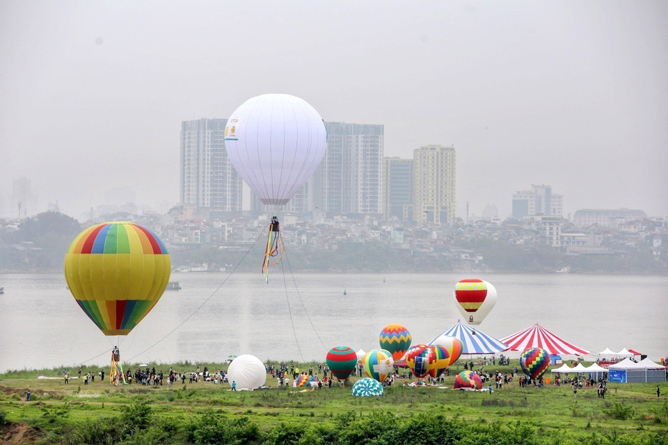 Globos aerostáticos colorean el cielo de la capital Hanoi. (Fuente: VNA)