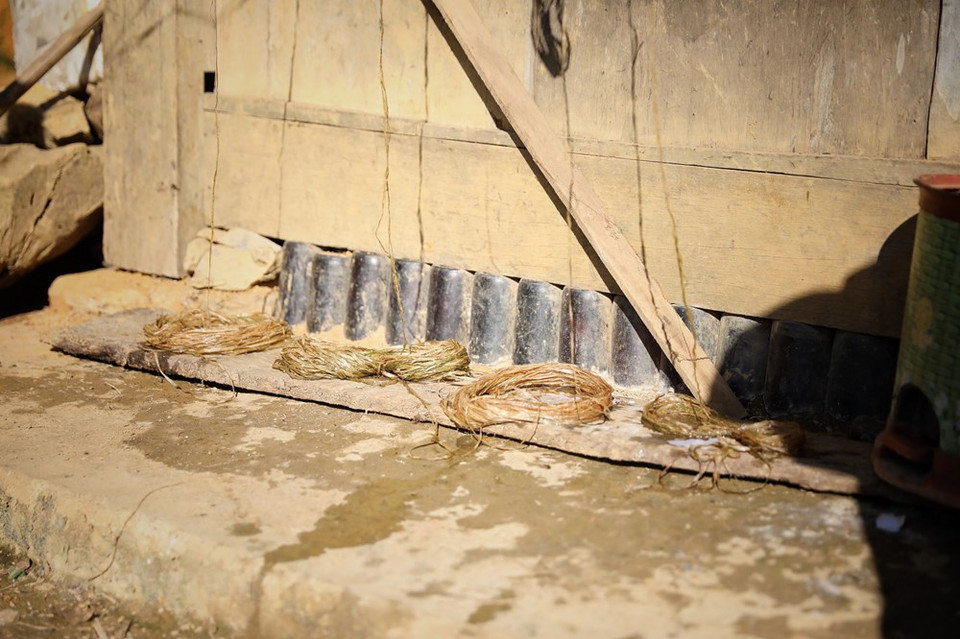 El lino deviene una parte indispensable de la vida del pueblo H´Mong porque, cuando alguien muere, deben vestirlo con ropa o falda hecha de dicho material. Las personas de esa minoría étnica creen que sin la ropa o falda de lino, los muertos no encontrarán el camino para reunirse con sus ancestros y, por otro lado, los antepasados tampoco podrán encontrar a sus hijos o nietos si no visten las ropas de lino. La tela de este material también sirve como regalo para saludar la vejez o en la ceremonia de saludo a los 60 años de edad de las personas, por lo cual, los ancianos aprecian mucho un obsequio de ese tipo, lo guardan con cuidado y solo lo utilizan en los momentos necesarios. (Fuente:Vietnamplus)