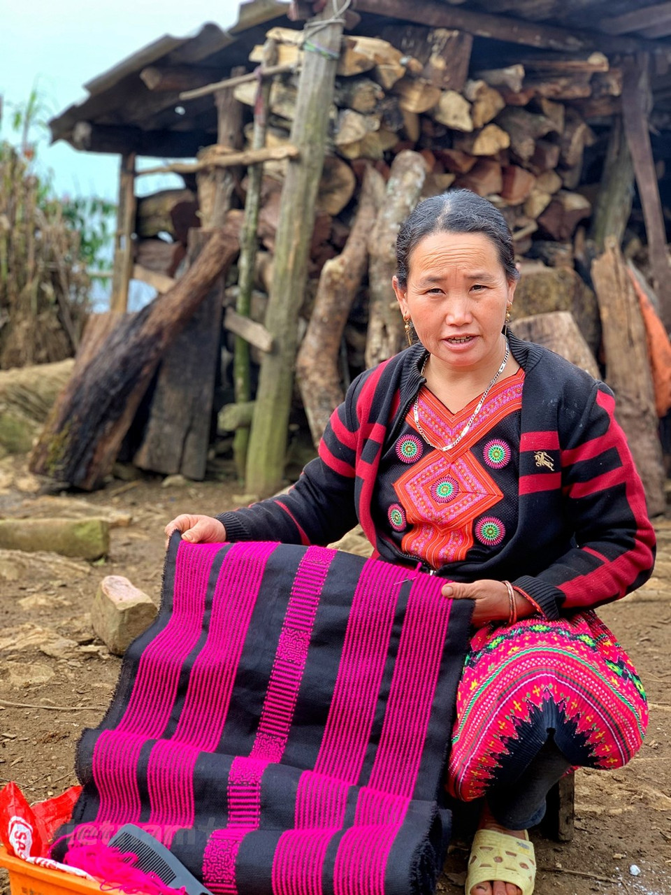 Actualmente, en las áreas donde vive el pueblo de H´Mong, pocas familias cultivan el lino, debido al desarrollo rápido de la economía de mercado, la tecnología y la interferencia cultural entre grupos étnicos, lo cual provoca el cambio de vestuarios, materiales de las telas, colores, patrones y elementos decorativos. Pero no importa cuánto cambien los disfraces, el lino resulta ciertamente indispensable en la vida del pueblo étnico H´Mong, porque hace muchos años dejó de ser un producto ordinario para atender las necesidades de la confección. Más importante que eso, está asociado a la vida cultural y espiritual de las personas, sobre todo de las que se ubican en el distrito de Van Ho, provincia de Son La. (Fuente:Vietnamplus)