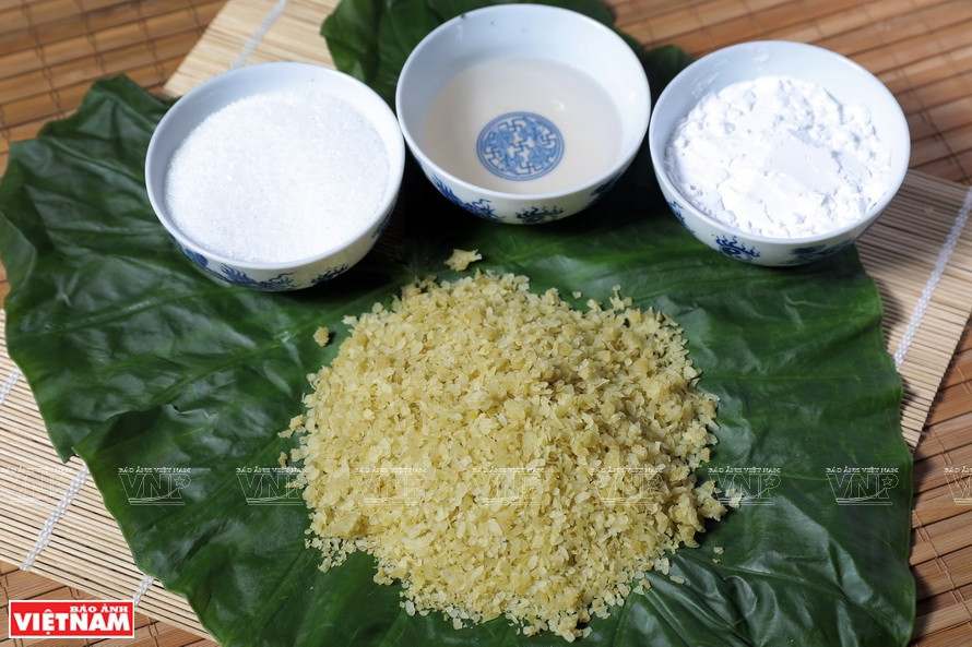 El arroz glutinoso tierno fresco, azúcar blanco y la harina de tapioca son los ingredientes principales para hacer el postre dulce Com de Hanoi (Fuente: VNA)